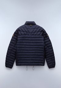 Námořnická pufrovaná bunda s horizontálním prošíváním, stojáčkovým límcem a nastavovacími šňůrkami na spodním lemu. Ozdobena nášivkou s logem.