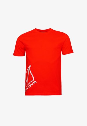 Rdeča bombažna majica s kratkimi rokavi in okroglim izrezom, na sprednji strani pa bela tiskana zasnova z napisom in geometrijskimi oblikami.