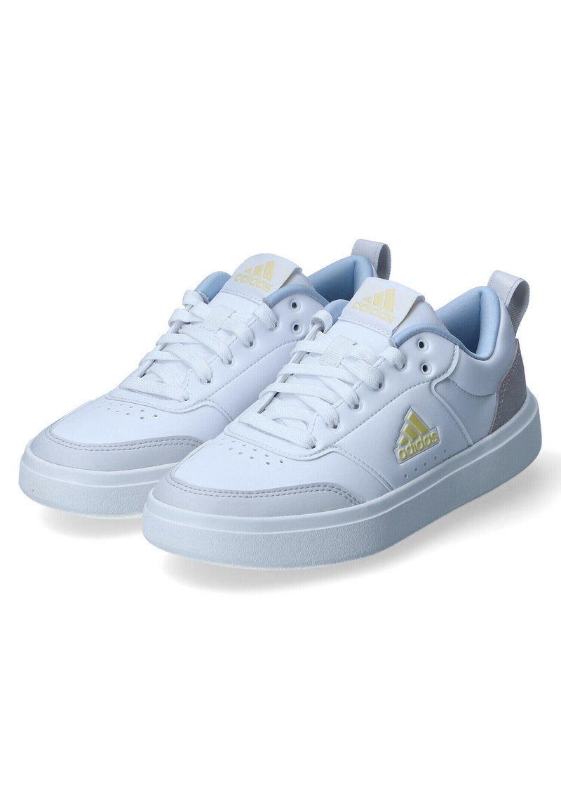 Sneakers in pelle bianca con dettagli azzurri, caratterizzati da una finitura liscia, punta tonda, chiusura con lacci e suola testurizzata. Logo del marchio ben visibile.
