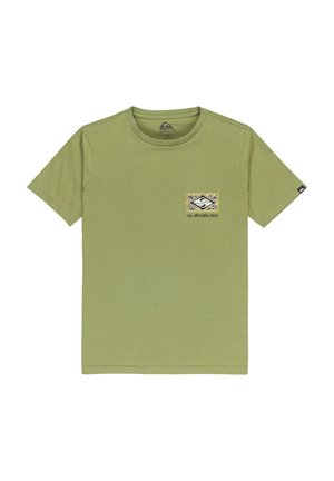 T-shirt in cotone verde oliva, maniche corte, colletto tondo, presenta un piccolo logo grafico sul lato sinistro del petto e un'etichetta con il marchio sulla manica.