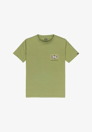 Alyvuogių žalios spalvos medvilnės marškinėliai, trumpomis rankovėmis, apvaliu iškirpimu, su mažo grafikos logotipu kairėje krūtinės pusėje ir prekės ženklo etiketė ant rankovės.