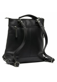 Sac à dos en cuir noir avec un zip sur le dessus, une poignée courte et des bretelles réglables. Dispose d'une poche zippée à l'avant et de détails de couture subtils.