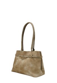 Bolso tote de ante beige con asas largas, con una forma rectangular simple y una correa decorativa con un detalle de hebilla.