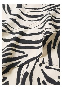 Tessuto con motivo zebras in bianco e nero con una superficie liscia, caratterizzato da audaci strisce ondulate su uno sfondo crema, che evidenziano una caduta fluente.