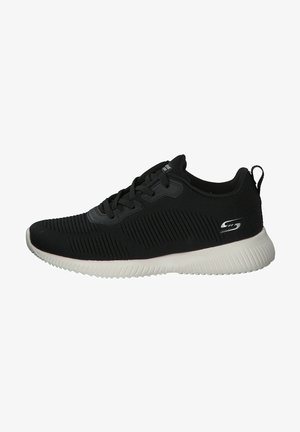 Scarpe sportive nere con tomaia in tessuto testurizzato, design con lacci e suola in gomma bianca con scanalature per una migliore aderenza.