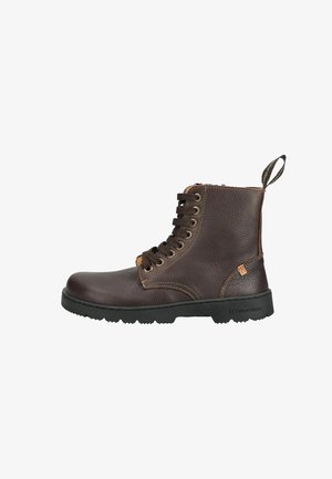 Stivaletto alla caviglia in pelle marrone scuro con lacci, suola nera, occhielli in metallo e linguetta posteriore su sfondo bianco.