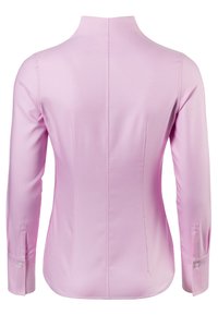 Camicia rosa chiaro a maniche lunghe con colletto alto. Presenta cuciture a punto, polsini con bottoni e un tessuto liscio e strutturato.