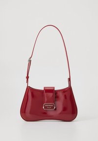 Raudonos blizgios odos rankinė su lenkta forma, reguliuojamu dirželiu ir sidabrine metaline apdaila. Turi dangtelio užsegimą su logotipo plokštele.