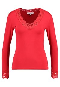 Maglietta rossa a maniche lunghe con scollo a V e bordo in pizzo attorno al collo e alle maniche. Tessuto morbido, design aderente, dettagli in pizzo decorativi.