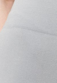 Tessuto grigio a coste con una texture liscia, caratterizzato da linee orizzontali e un design a strati con sottili variazioni di ombreggiatura.