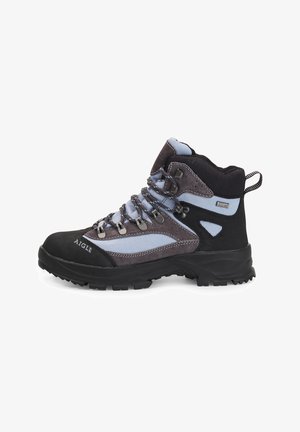 Wanderschuh mit einer schwarzen Gummisohle, grauem Wildleder und einem oberen Teil aus blauen Stoff, metallischen Ösen für die Schnürsenkel, verstärkter Zehenkappe und einer Zuglasche an der Ferse.