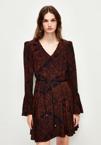 Braun und schwarz gemustertes Kleid mit V-Ausschnitt, langen puffärmeln und einem schwarzen Bindegürtel in der Taille. Ausgestellter Saum und weicher Stoff.