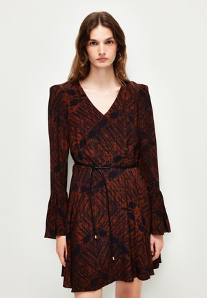 FUFFLE DETAILED TRIMENGIED V NECK - Freizeitkleid - printed brown