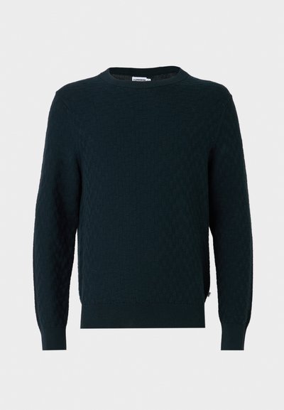Pull tricoté vert foncé avec un motif texturé, col rond, poignets côtelés, avec une fente latérale à l'ourlet.