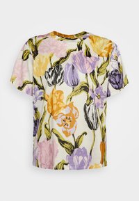 Camiseta de manga corta con un patrón floral que presenta flores en tonos rosa, naranja, púrpura y negro sobre un fondo crema; cuello redondo.