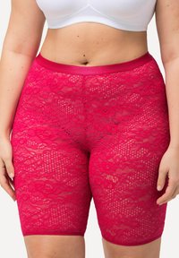 Rode kantshorts met een bloemenpatroon en een soepele tailleband. De stof is doorschijnend en elastisch, waardoor de figuur mooi wordt omlijnd terwijl de zachte textuur behouden blijft.