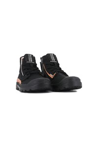 Scarpe nere a metà alta con tessuto texturizzato, suola in gomma, dettagli color tan e branding in contrasto sulla linguetta e sul lato.