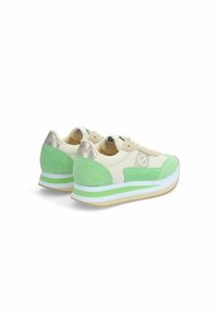 Sneakers caratterizzati da un mix di tessuto beige e suede verde, con accenti metallici argentati, suola spessa a strisce bianche e verdi e forma arrotondata.