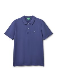 Polo de color azul marino hecho de una mezcla de algodón, con un collar clásico, tapeta de tres botones y un pequeño logotipo bordado en el pecho.