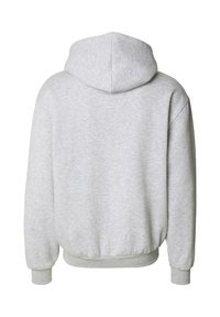 Sivý pulóver s kapucňou, vyrobený z mäkkého fleece materiálu. Obsahuje rebrované manžety a pás, a má jednoduchý, bezšvový dizajn na zadnej strane.