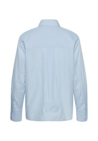 Chemise habillée bleu clair à manches longues avec des fines rayures verticales, des poignets boutonnés et un col classique, vue de dos.