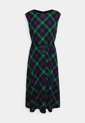 Sukienka midi bez rękawów z zielonym, granatowym, czerwonym i białym wzorem tartan, z dekoltem w łódkę oraz dopasowanym paskiem z tkaniny przewiązanym w talii.