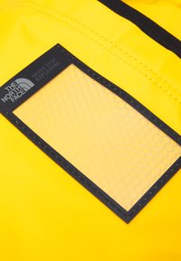 The North Face BASE CAMP DUFFEL - L - Reiseveske - yellow