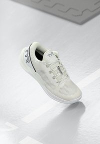 Białe buty sportowe z siatkową cholewką, teksturowaną powierzchnią i szarymi akcentami. Posiada płaskie sznurówki oraz opływowy design. Logo po bokach.