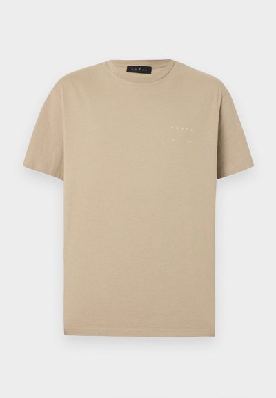 Μπεζ βαμβακερό μπλουζάκι με στρογγυλή λαιμόκοψη και κοντά μανίκια. Διαθέτει μικρό λογότυπο τυπωμένο σε λευκό στο στήθος. Λείο, απλό ύφασμα.