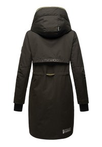 Mörkgrön, isolerad parkas med huva, med en design av åtdragen midja, elastiska ärmar och en logo på baksidan. Slät textur, medellängd.