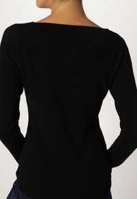 Repeat Sweter