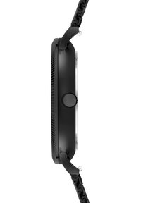 Schwarze Uhr mit rundem Gehäuse, strukturiertem Lünette und auffälliger Krone. Sie verfügt über ein geflochtenes schwarzes Armband. Glatte Glasoberfläche auf dem Zifferblatt.