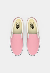 Ροζ πάνινα παπούτσια χωρίς κορδόνια με λευκές λεπτομέρειες και μαύρες λαστιχένιες σόλες. Διαθέτουν επενδεδυμένο γιακά και εσωτερική σόλα με λογότυπο.