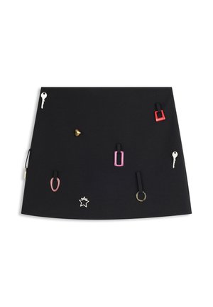 Falda negra de línea A con colgantes metálicos decorativos adjuntos en forma de llave, estrella, cono y anillo en colores plateado, dorado, rojo y rosa.