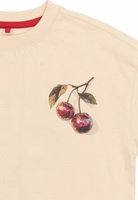 Tricou din bumbac bej, cu un design imprimat care prezintă două cireșe disco cu frunze verzi, amplasate pe partea stângă, aproape de umăr.
