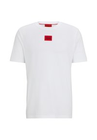 Camiseta blanca de algodón con cuello redondo y mangas cortas, con un parche rectangular rojo con el logo "HUGO" en el pecho.