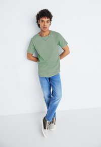 Lee SHAPED TEE - T-shirts - olive/light green