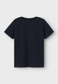 Camiseta de algodón de manga corta en azul marino, con cuello redondo y un diseño liso sin patrones ni acentos visibles.