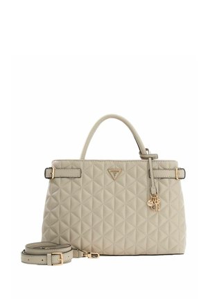 Sac à main matelassé beige avec deux anses supérieures, une bandoulière amovible, une quincaillerie dorée et une plaque de logo à l'avant.