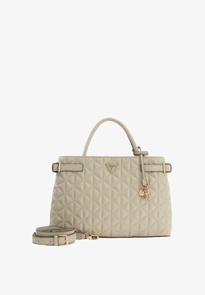 Sac à main matelassé beige avec deux anses supérieures, une bandoulière amovible, une quincaillerie dorée et une plaque de logo à l'avant.