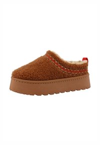Bruine instap schoenen met een fluffy bovenkant, met een gestructureerde afwerking en rode stikselaccenten. Dikke rubberen zool voor extra comfort.