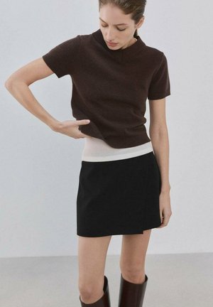 Falda acampanada - black