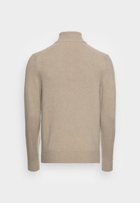 Beiger Rollkragenpullover aus weichem Strickstoff. Er verfügt über lange Ärmel, gerippte Bündchen und Saum sowie eine glatte, musterlose Oberfläche.