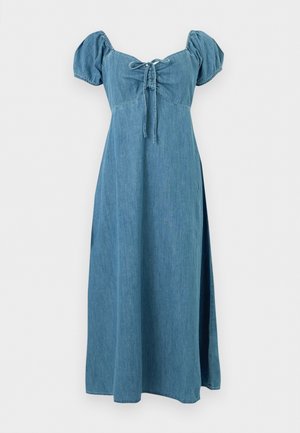 Robe midi en denim bleu avec manches bouffantes, décolleté en cœur, devant froncé avec lien, et jupe évasée sur fond blanc.