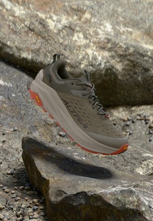 OLYMPUS 6 LOW GTX - Zapatillas de trail running - brown/taupe