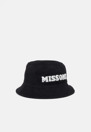 Svart kordfløyelsbøttehatt med en hvit brodert "MISSONI"-logo på fronten. Myk tekstur med en bred, nedoverbøyd skjerm.