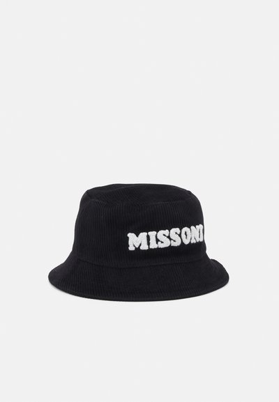 Pălărie bucket din catifea neagră, cu un logo alb brodat "MISSONI" pe față. Textură moale cu o margine largă, înclinat în jos.