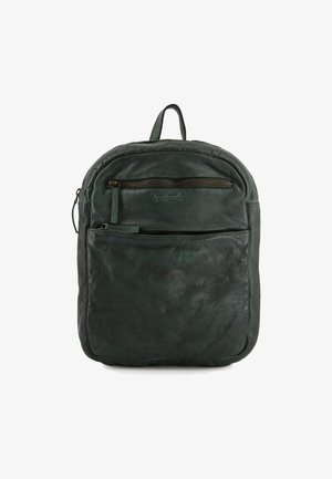 Donkergroene leren rugzak met twee voorste ritszakken en een handvat aan de bovenkant, merknaam in reliëf op het bovenste vak.