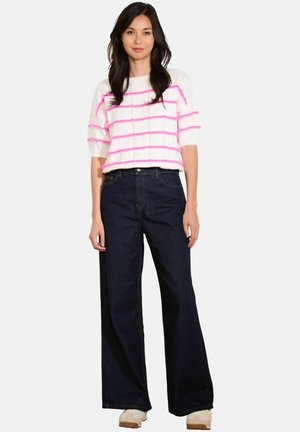 White cropped sweater with pink stripes, paired with high-waisted dark blue wide-leg jeans and light shoes, featuring a casual fit.