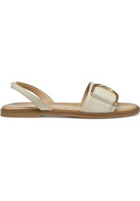 Sandal de piel beige tipo slingback con una correa ancha y un detalle de hebilla dorada. Suela plana con un acabado suave y elementos de diseño minimalistas.